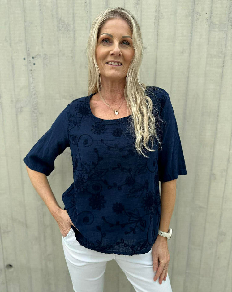 Pepper Linda – Marineblå bluse med broderidetaljer