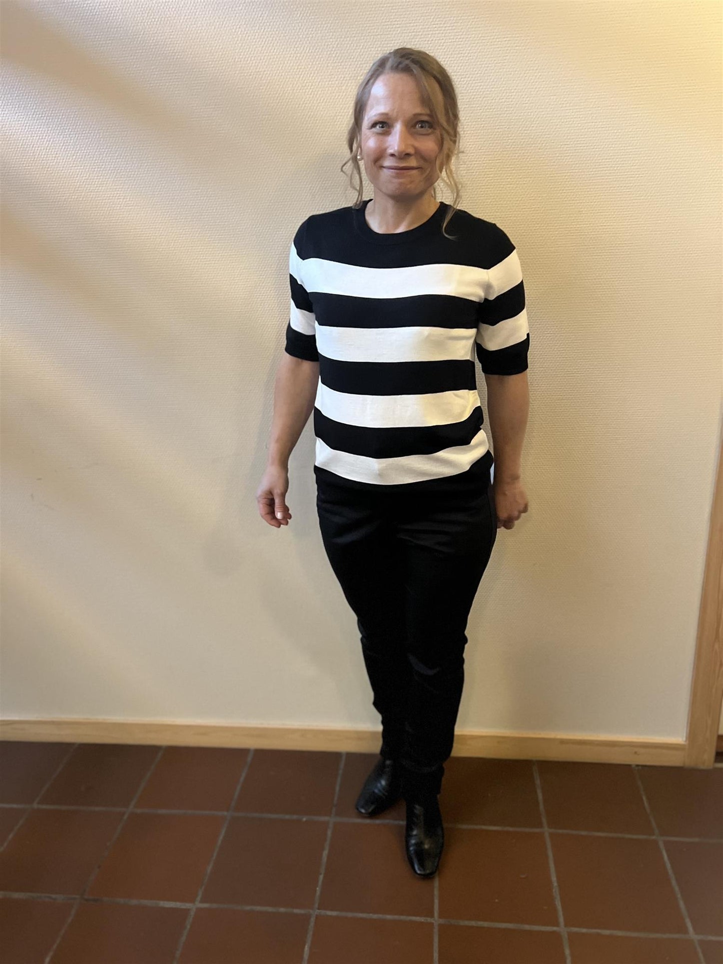 Kaffe KAlizza – Sort t-skjorte med brede hvite striper