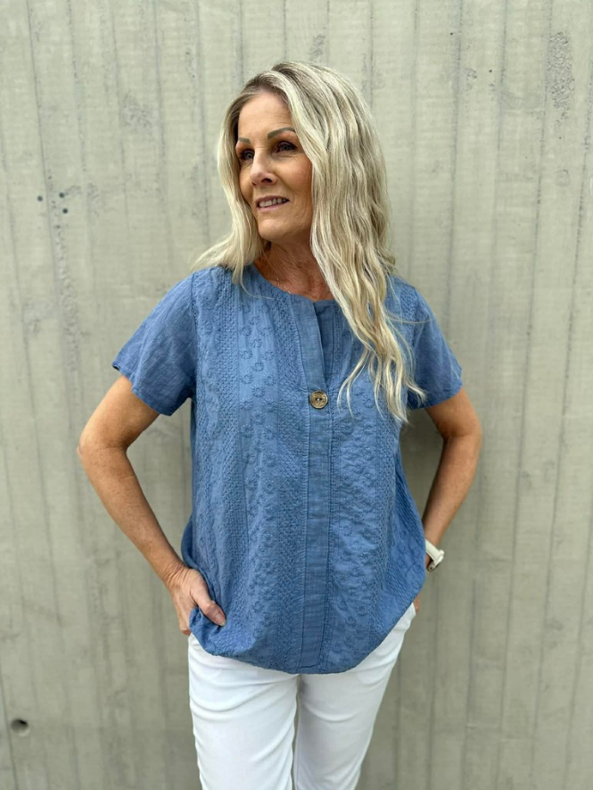 Pepper Linda Broderi – Blå bluse med broderidetaljer