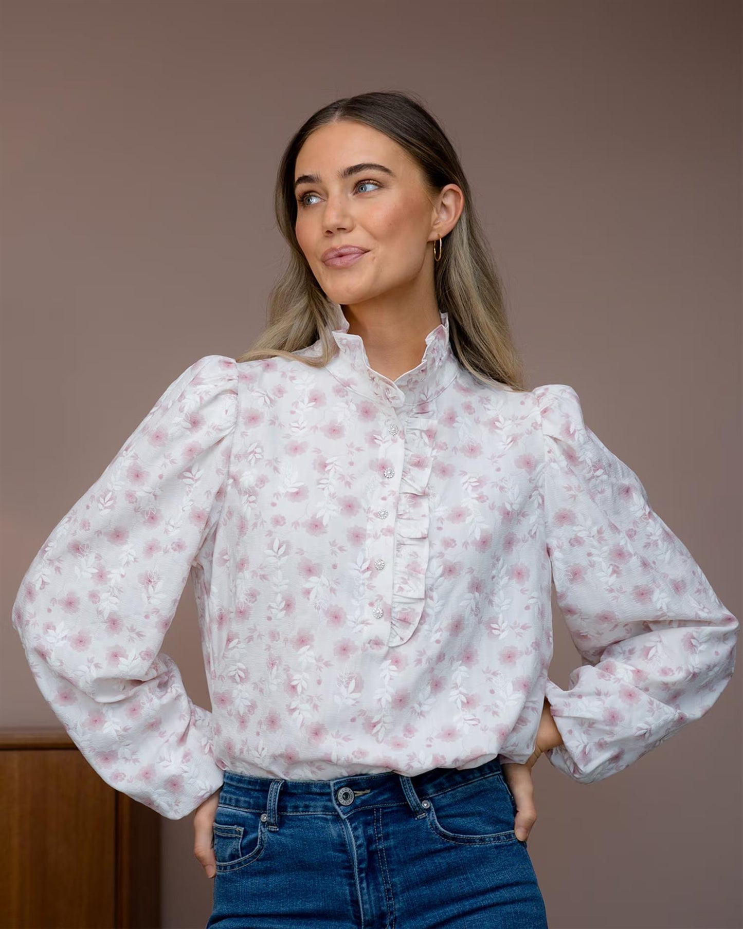 Floyd Vanda – Offwhite blomstrete bluse med høy hals