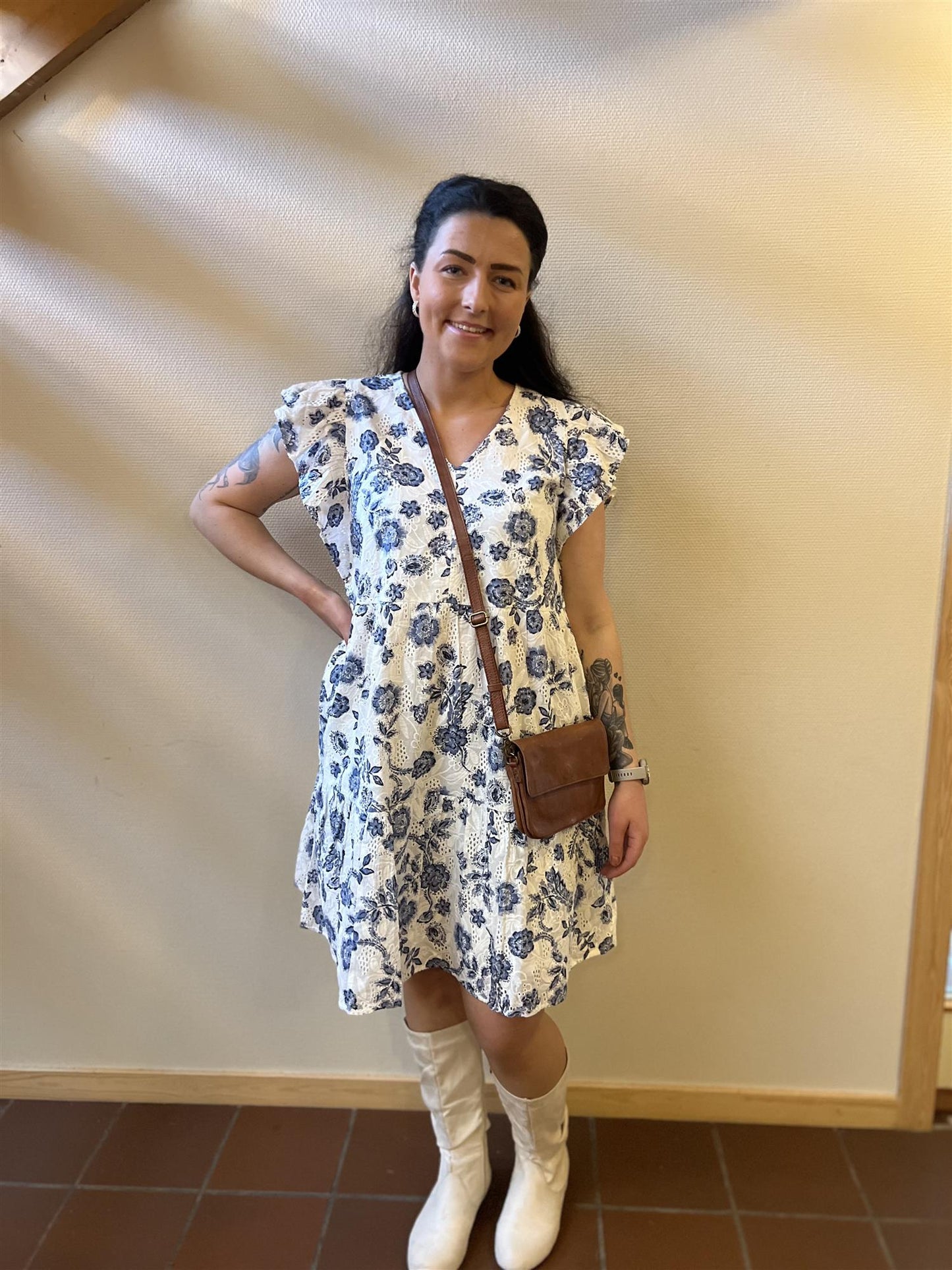 Kaffe Clothing KAluisa – Hvit kjole med mørkeblått blomsterprint og hullbroderier
