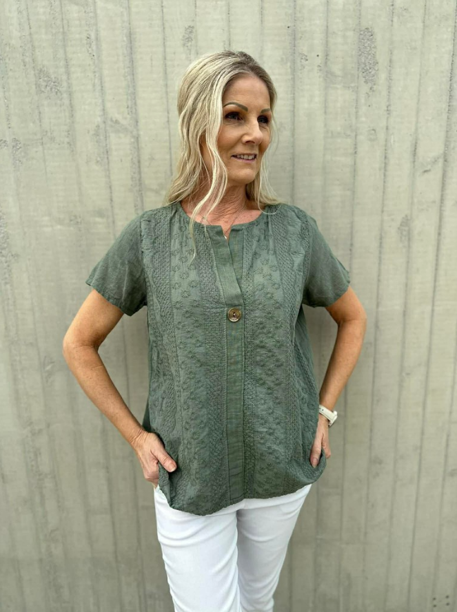 Pepper Linda Broderi – Khaki Grønn bluse med broderidetaljer