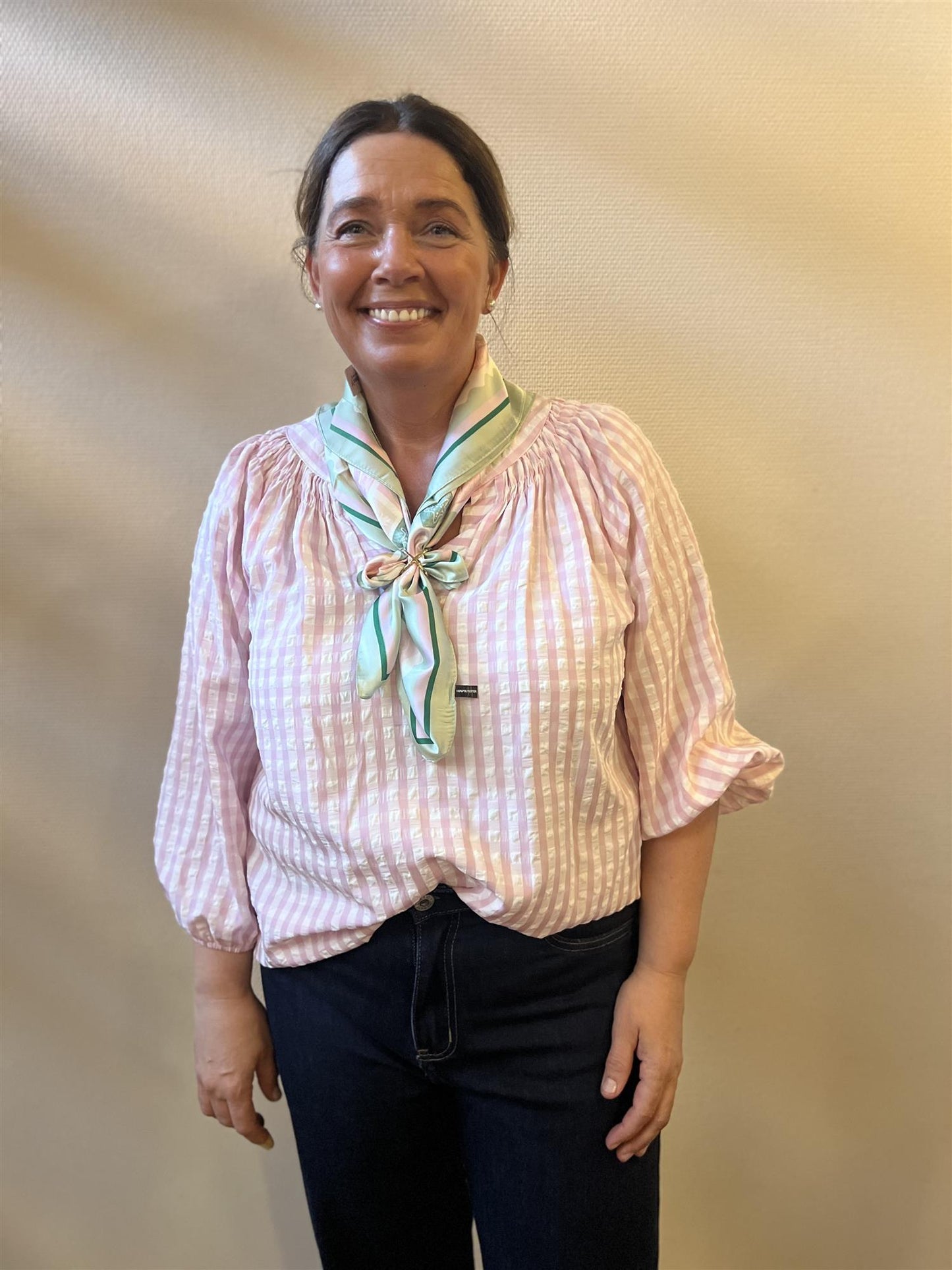 Floyd Akara Check – Rosa rutete bluse med smockdetaljer