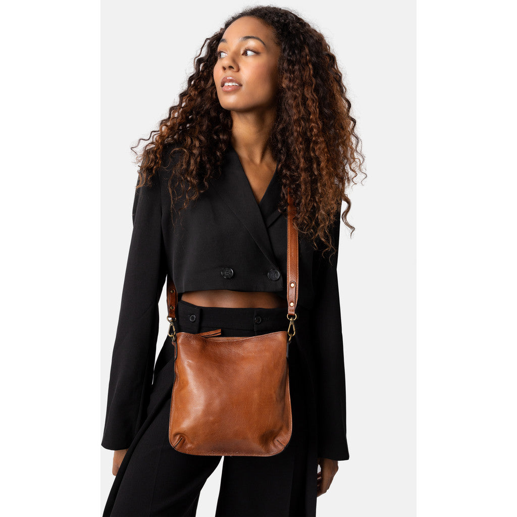 RE:DESIGNED Skinnveske Fillis Medium Crossover Walnut 100% Skinn