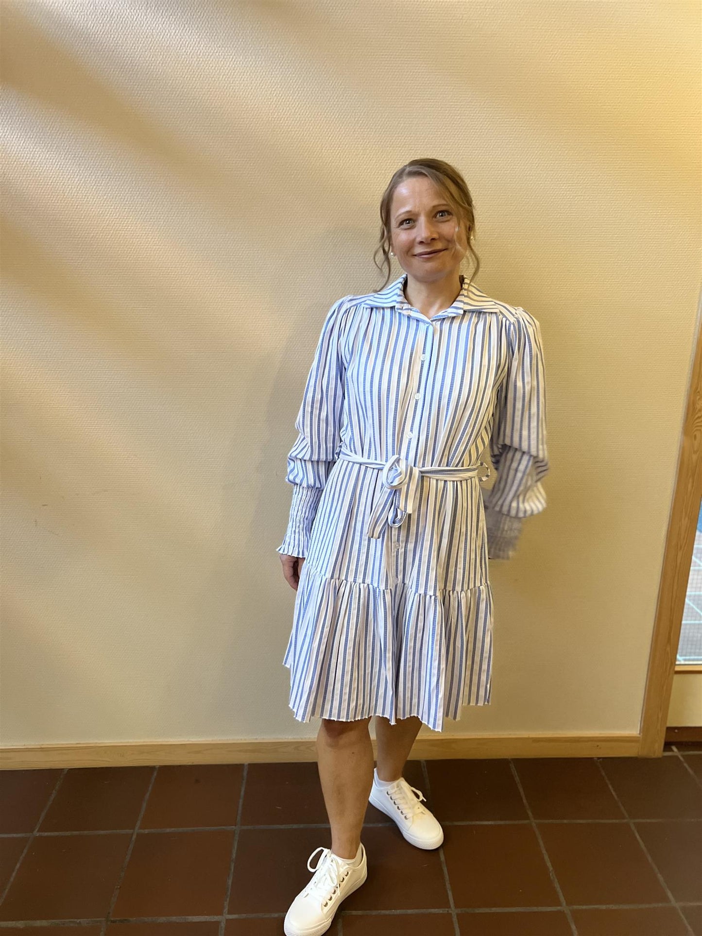 Floyd Alivia – Stripete kjole med volangkant