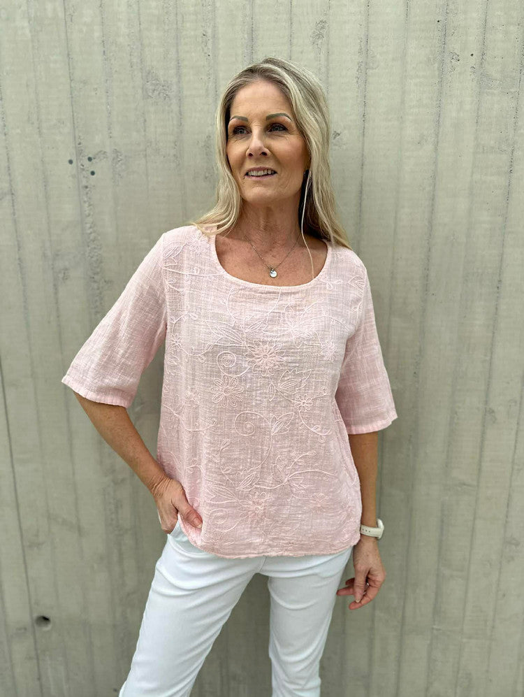 Pepper Linda – Rosa bluse med broderidetaljer