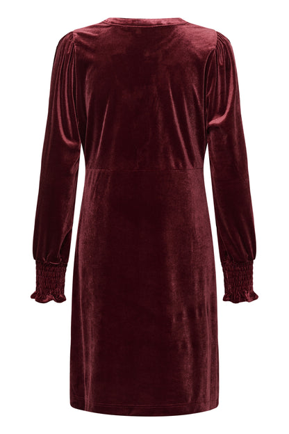 Culture CUchananna Zoe Dress – Vinrød kjole med dekorative knapper og fløyelsfinish