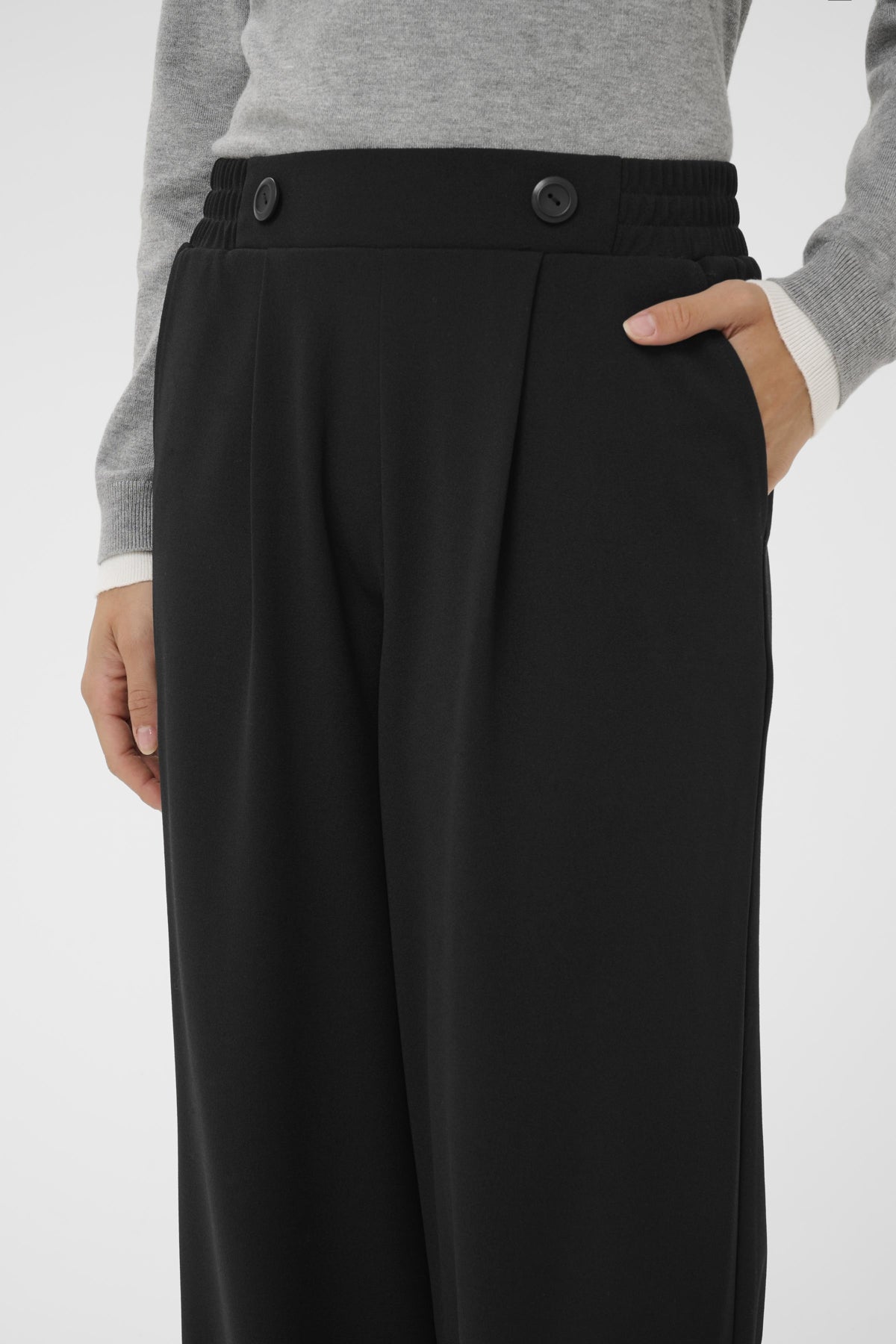 Kaffe KAphoebe Pants – Sort bukse med knappedetaljer