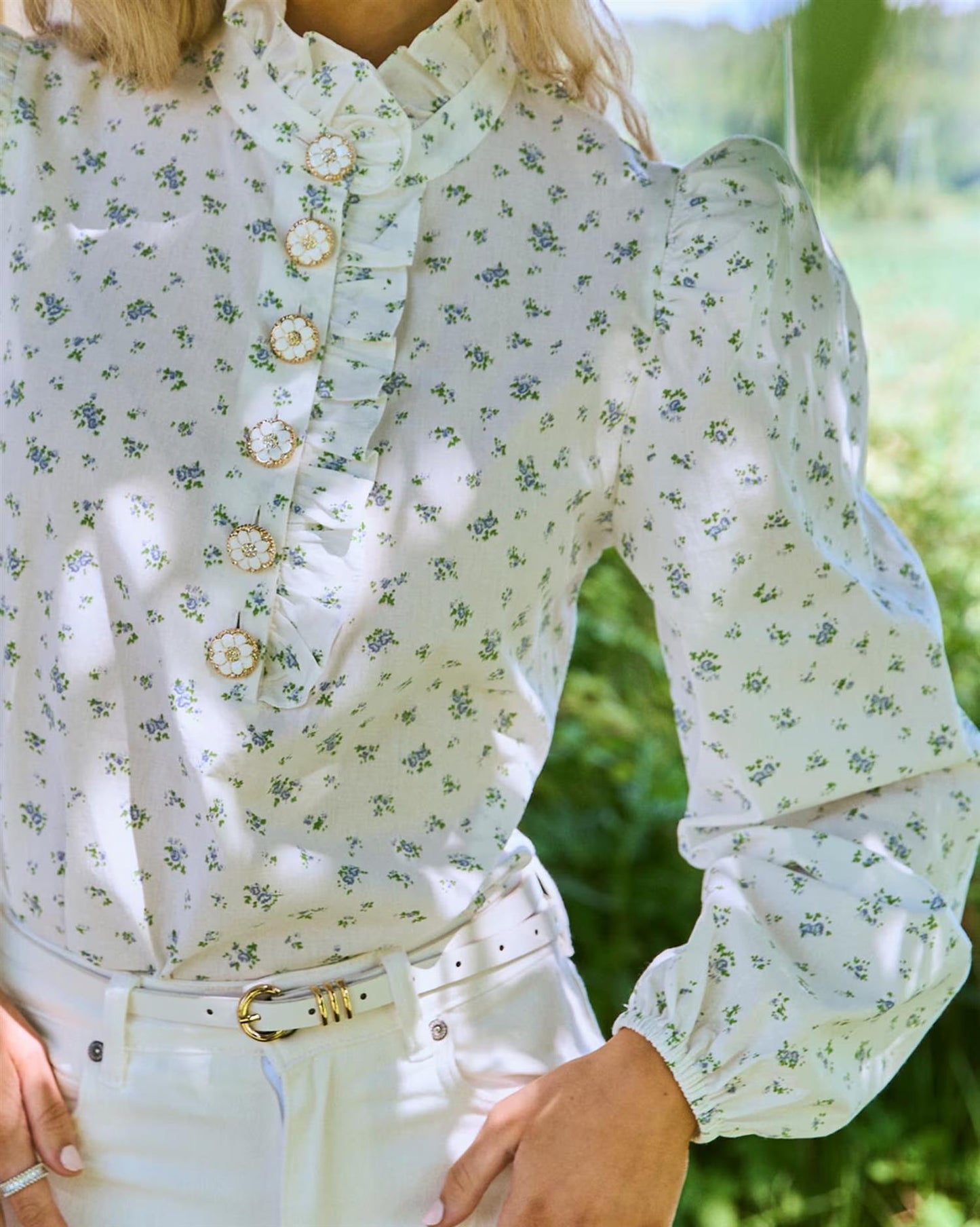 Floyd Vanda - Lys blomstrete bluse med blå detaljer