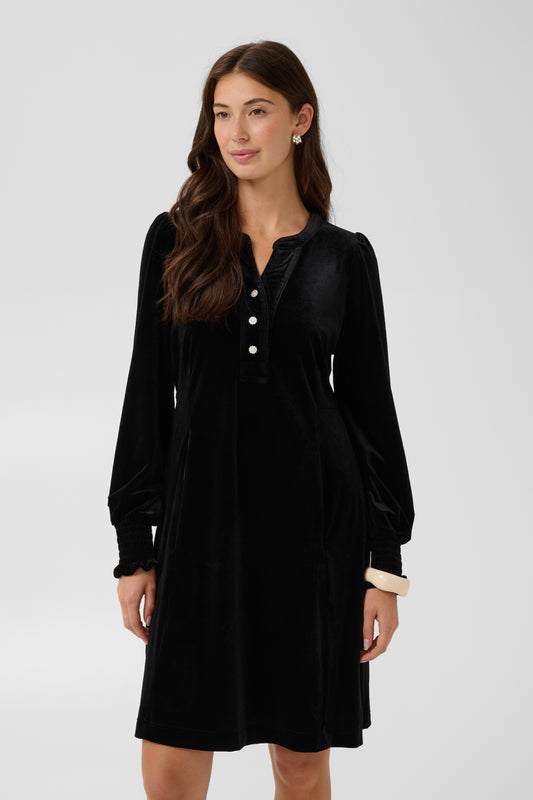 Culture CUchananna Zoe Dress – Meteorittgrå (sort) kjole med dekorative knapper og fløyelsfinish