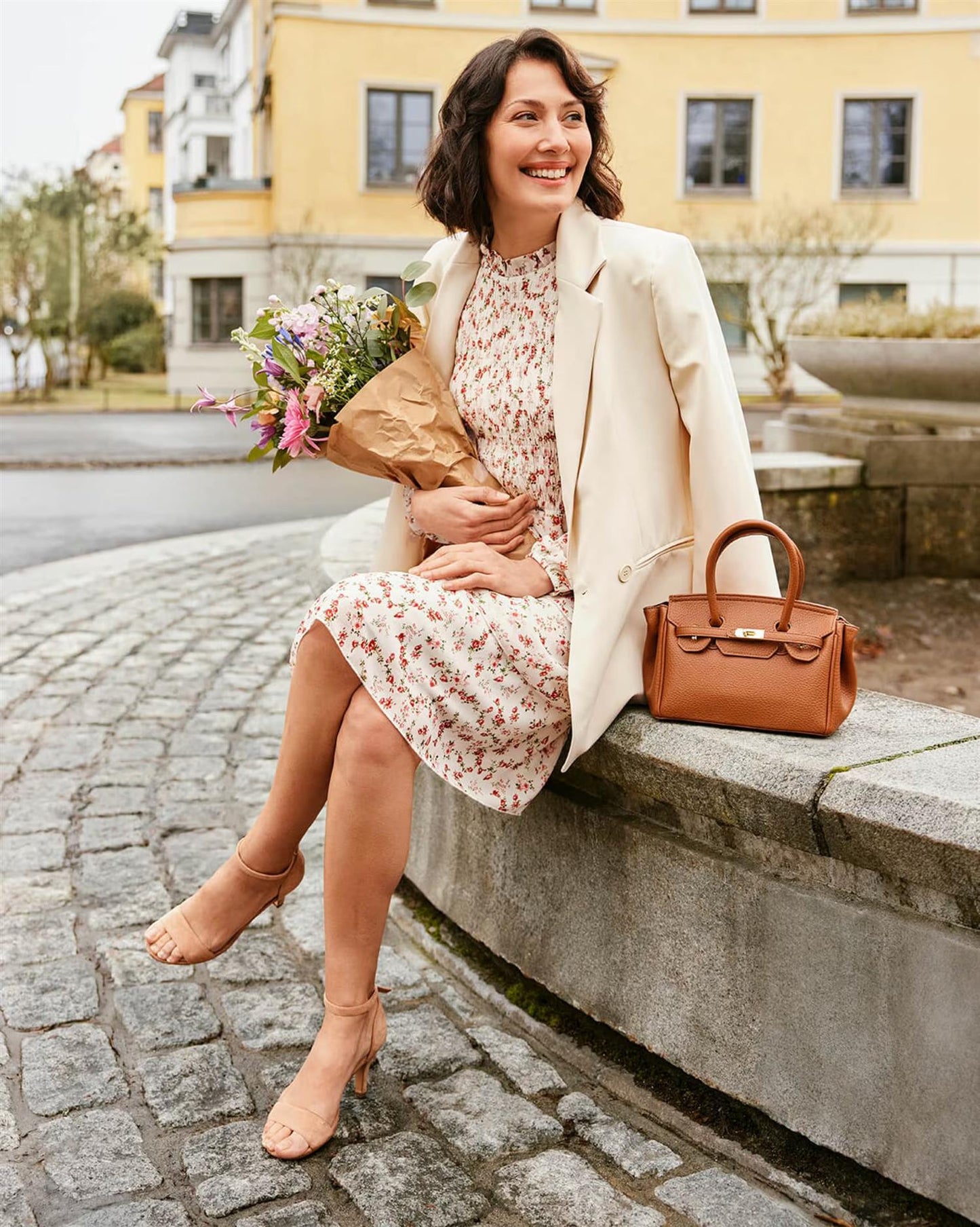 Floyd Ida – Offwhite og rød blomstrete kjole med smock