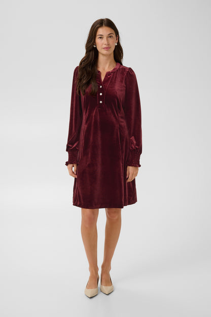 Culture CUchananna Zoe Dress – Vinrød kjole med dekorative knapper og fløyelsfinish