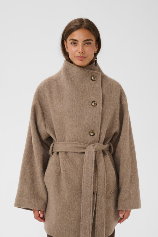 Culture CUkarin Coat – Sandfarget kåpe med knytebelte