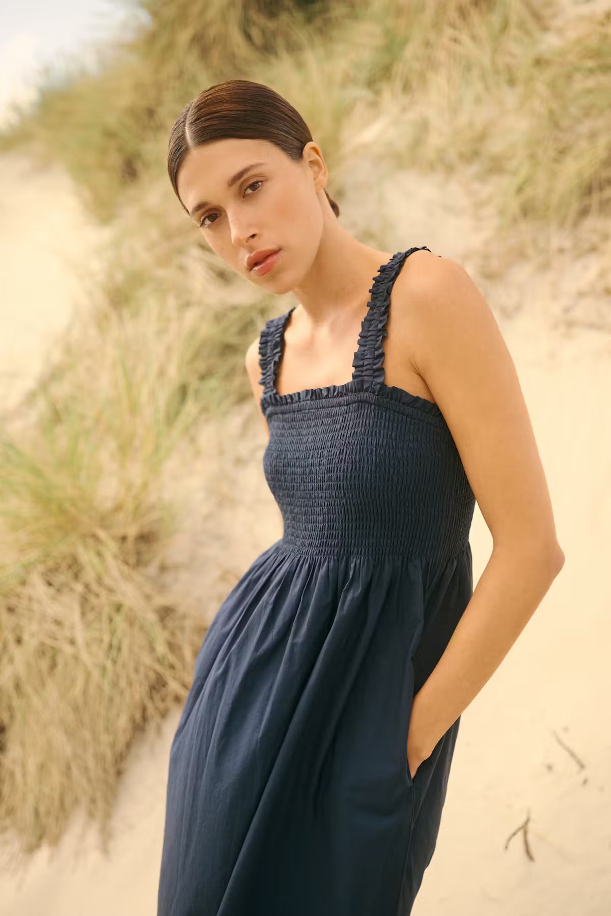 Kaffe KAgertrud Dress – Marineblå midikjole med smocket topp