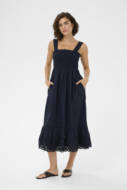 Kaffe KAgertrud Dress – Marineblå midikjole med smocket topp