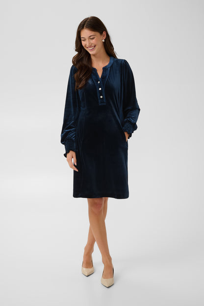 Culture CUchananna Zoe Dress – Mørkeblå kjole med dekorative knapper og fløyelsfinish