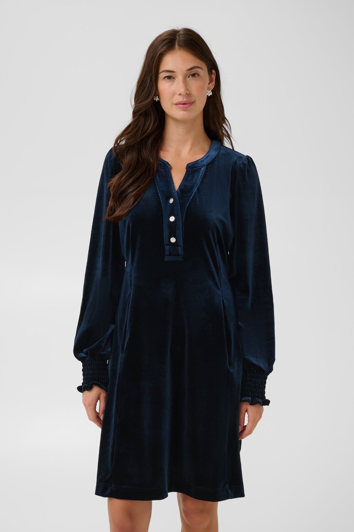 Culture CUchananna Zoe Dress – Mørkeblå kjole med dekorative knapper og fløyelsfinish