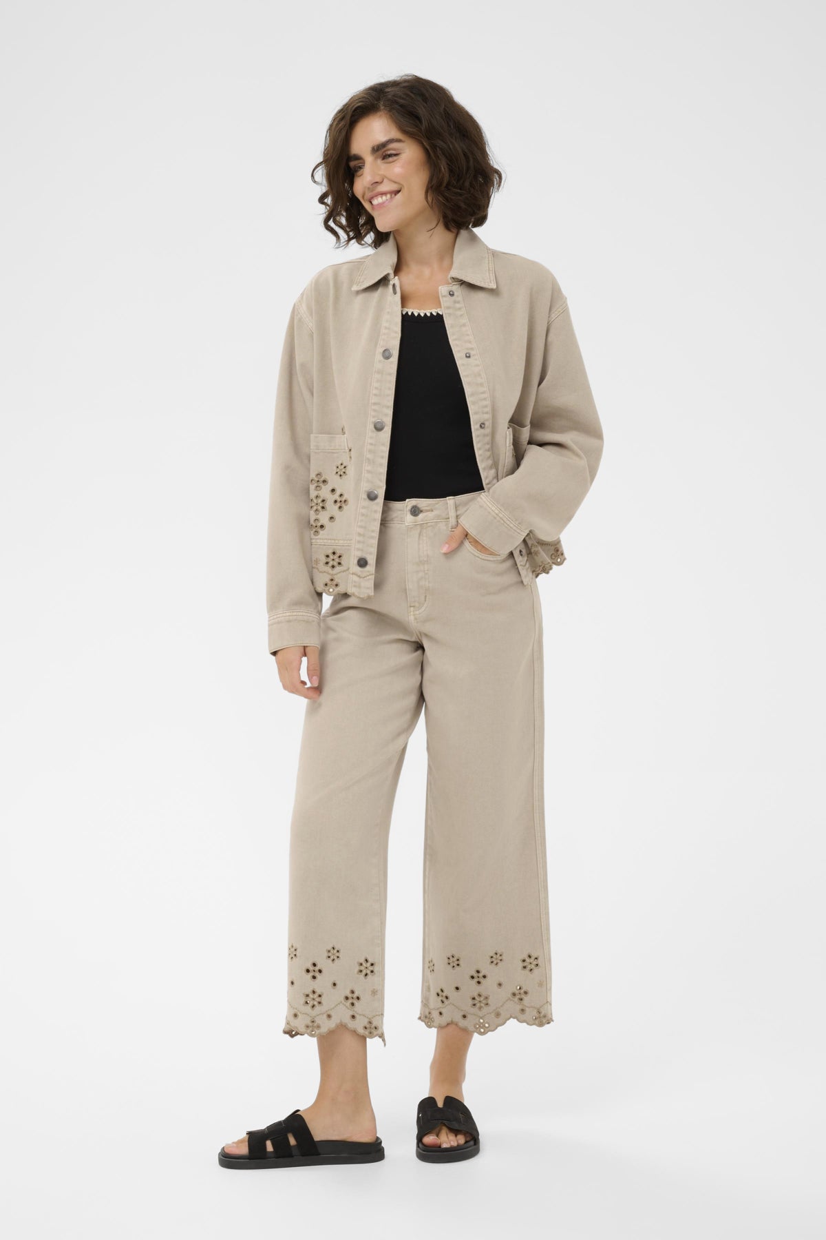 Kaffe KAmimi – Naturgrå denimjakke med hullbroderi og store lommer