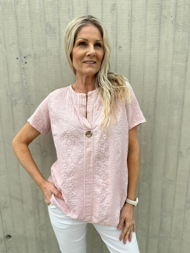 Pepper Linda Broderi – Rosa bluse med broderidetaljer