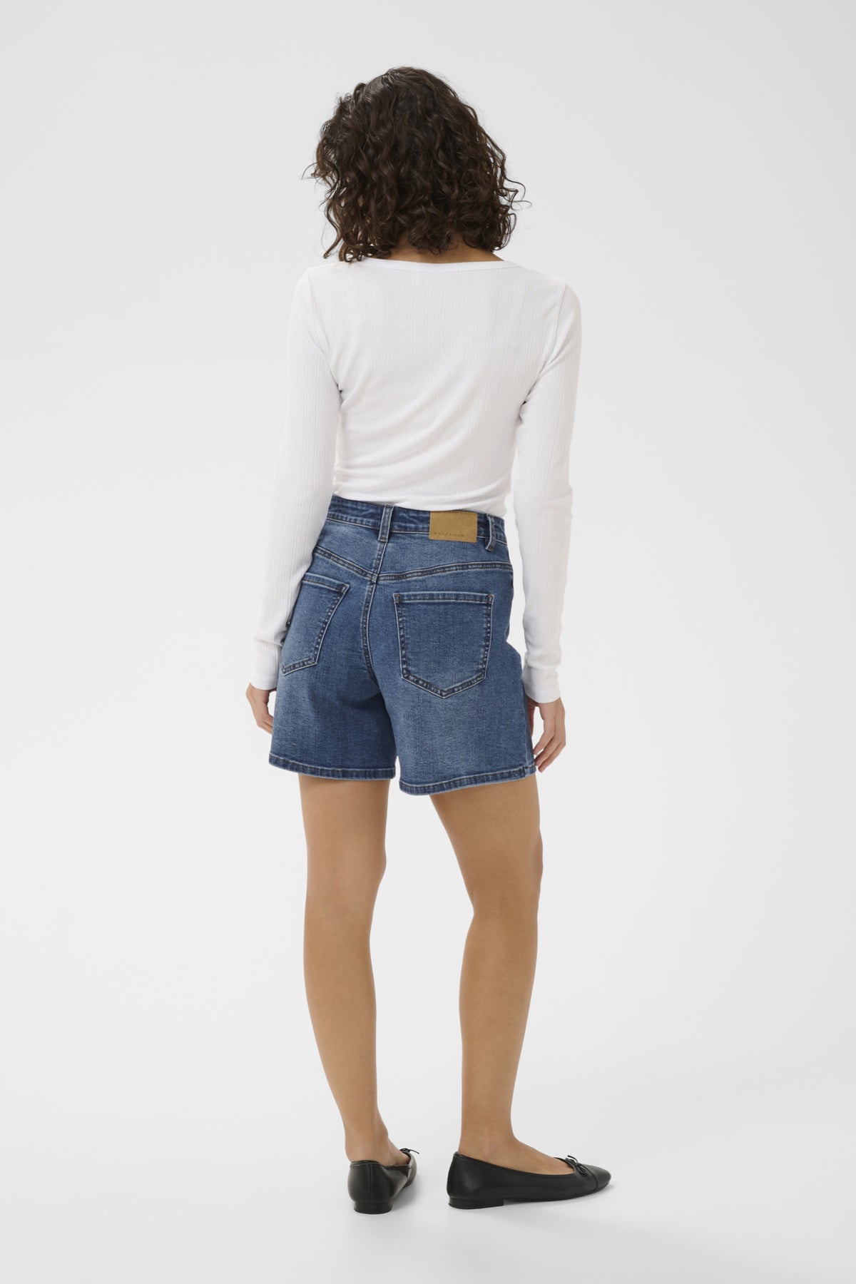 Kaffe KAbrook – Mørkeblå denimshorts med påsydde frontlommer