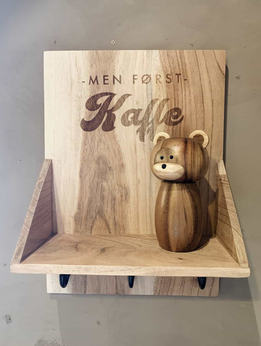 Trend Design Hylle akasie "men først kaffe"