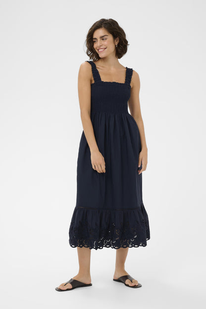 Kaffe KAgertrud Dress – Marineblå midikjole med smocket topp