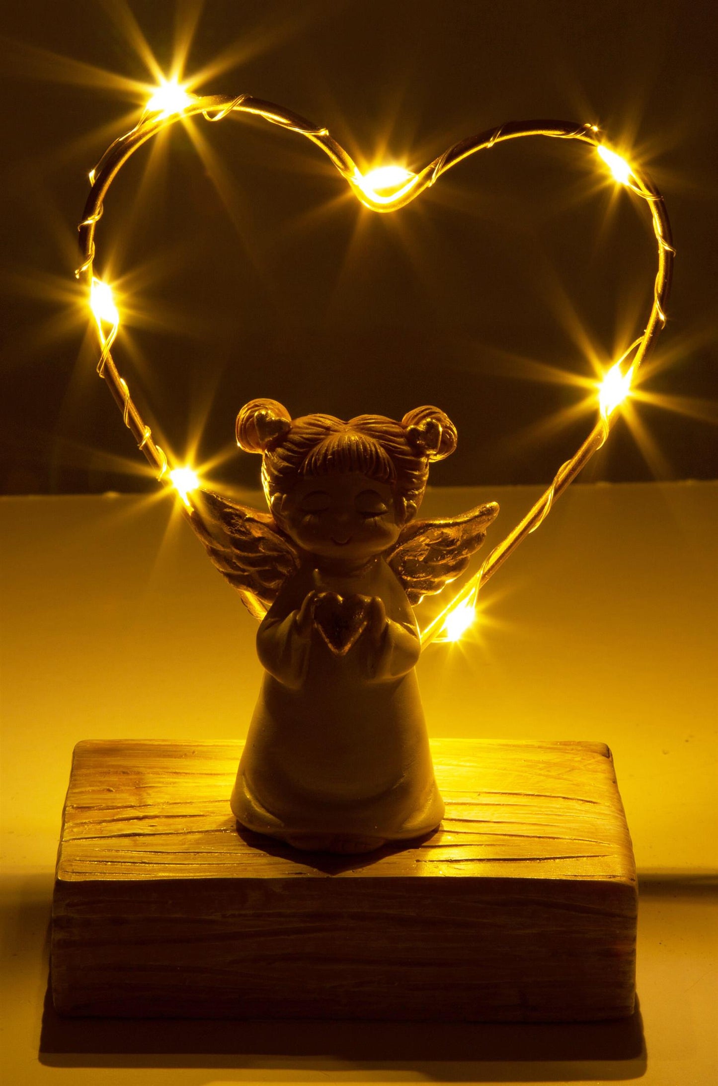 Engel på fot beige/gull LED hjerte 13cm Batteri: 2xAAA