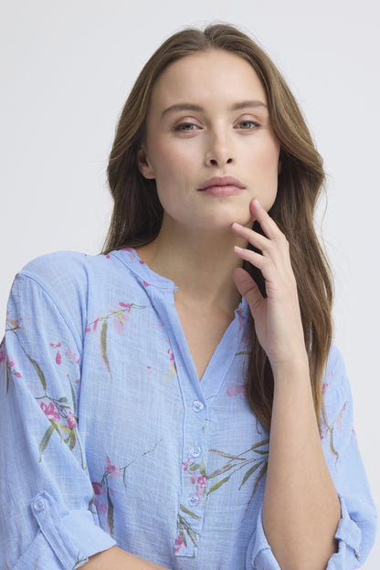 Sorbet SBalexa – Himmelblå bluse med blomsterprint