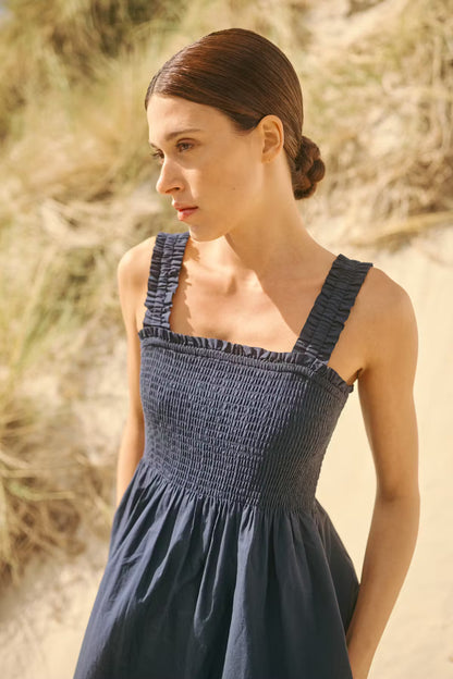 Kaffe KAgertrud Dress – Marineblå midikjole med smocket topp