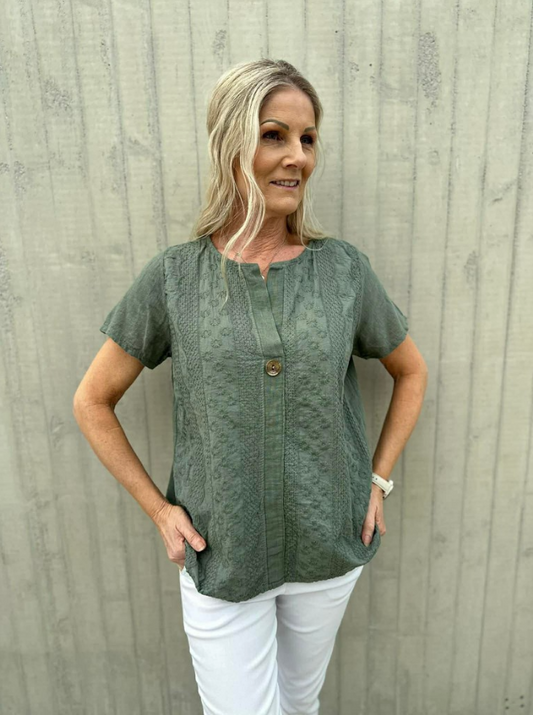 Pepper Linda Broderi – Khaki Grønn bluse med broderidetaljer