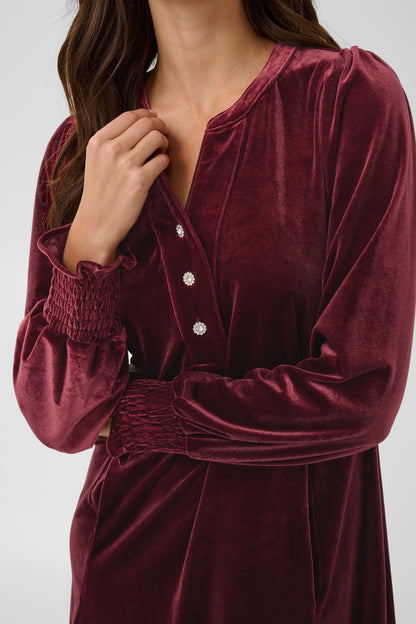 Culture CUchananna Zoe Dress – Vinrød kjole med dekorative knapper og fløyelsfinish