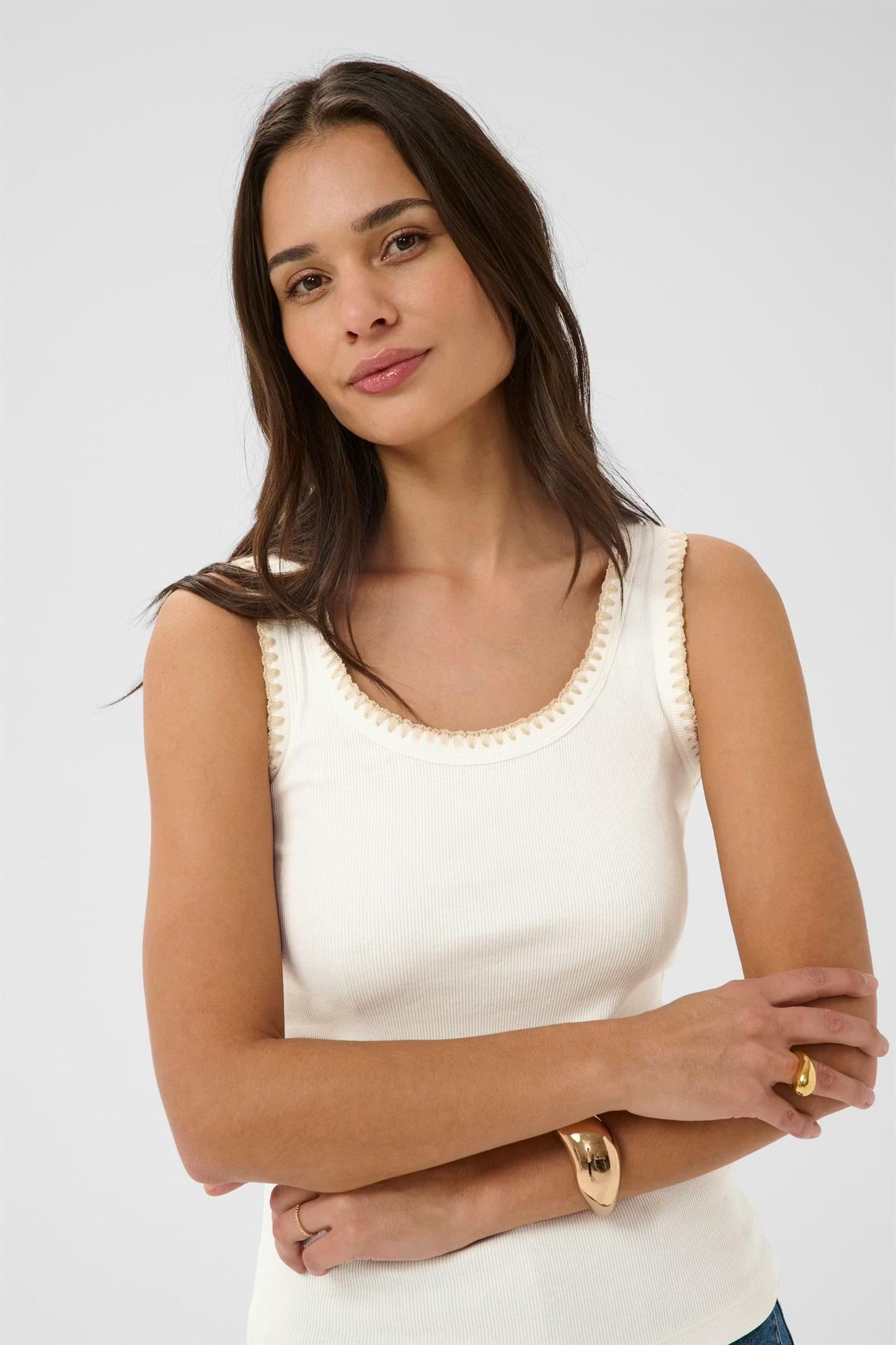 Kaffe KAcarna – Offwhite singlet med dekorativ sandfarget kant