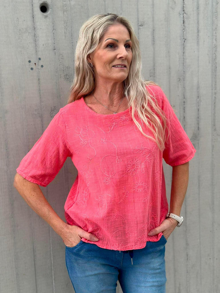 Pepper Linda – Korallfarget bluse med broderidetaljer