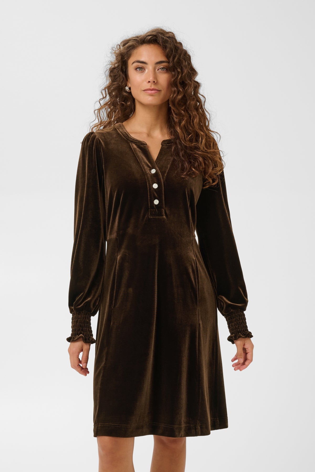 Culture CUchananna Zoe Dress – Mørkebrun kjole med dekorative knapper og fløyelsfinish