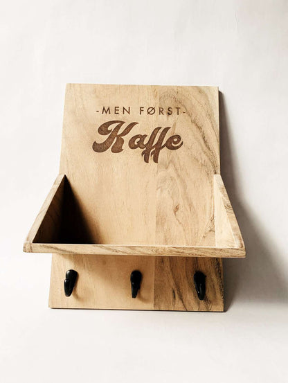 Trend Design Hylle akasie "men først kaffe"