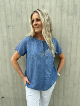 Pepper Linda Broderi – Blå bluse med broderidetaljer