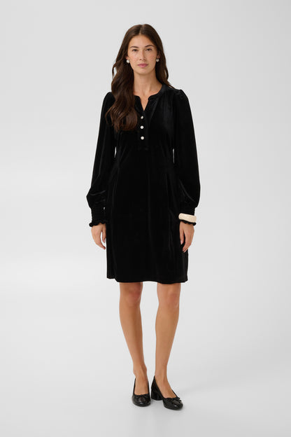 Culture CUchananna Zoe Dress – Meteorittgrå (sort) kjole med dekorative knapper og fløyelsfinish