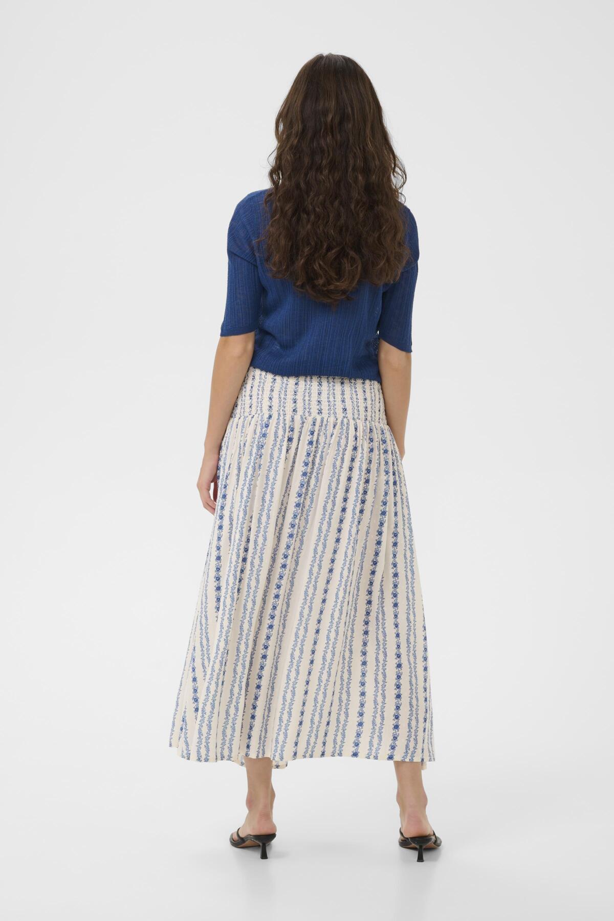 Culture CUhollie Skirt – Hvit og blå mønstret skjørt med elastisk vaffelsøm