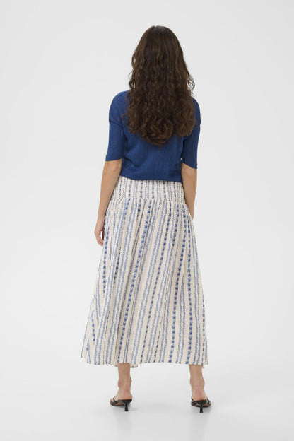 Culture CUhollie Skirt – Hvit og blå mønstret skjørt med elastisk vaffelsøm