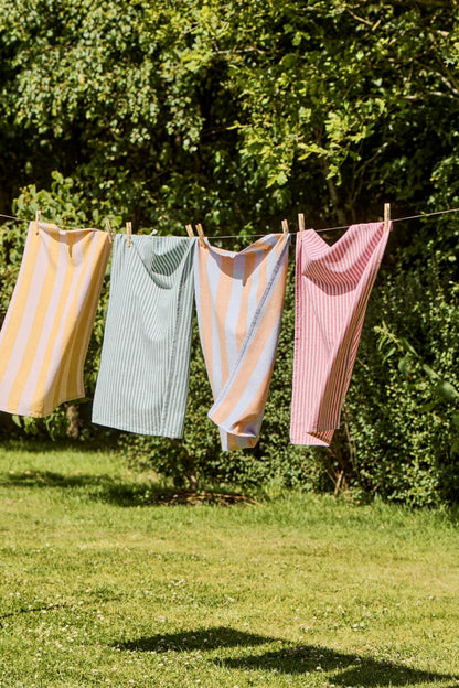 Ib Laursen Kjøkkenhåndkle Linea med lyserosa og bringebærfargede smale striper