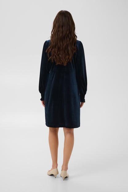 Culture CUchananna Zoe Dress – Mørkeblå kjole med dekorative knapper og fløyelsfinish