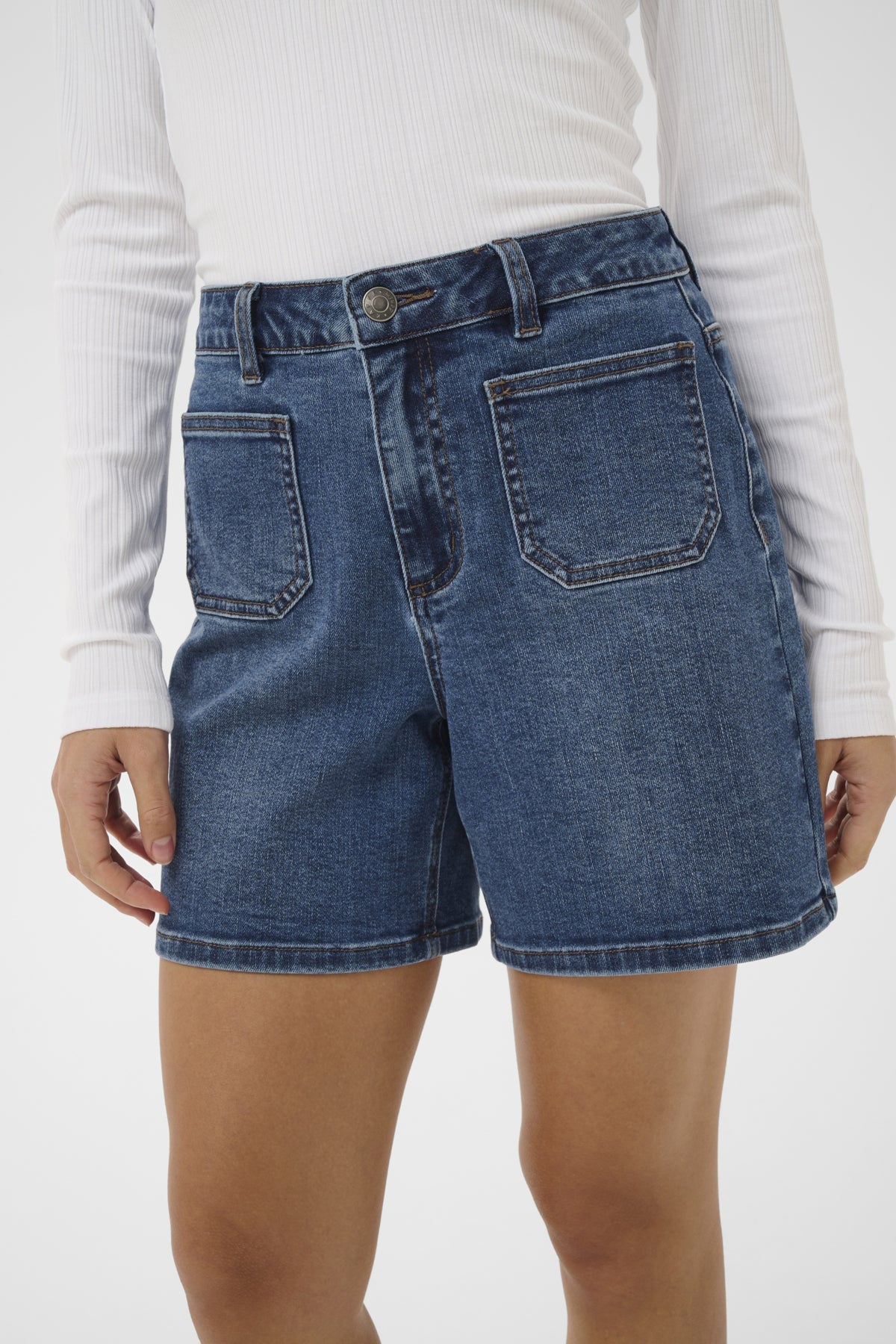 Kaffe KAbrook – Mørkeblå denimshorts med påsydde frontlommer