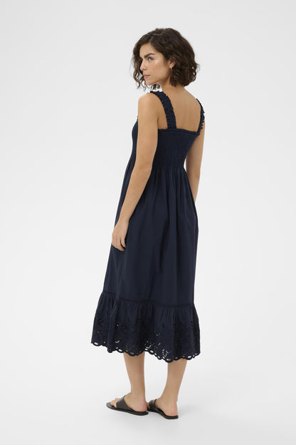 Kaffe KAgertrud Dress – Marineblå midikjole med smocket topp