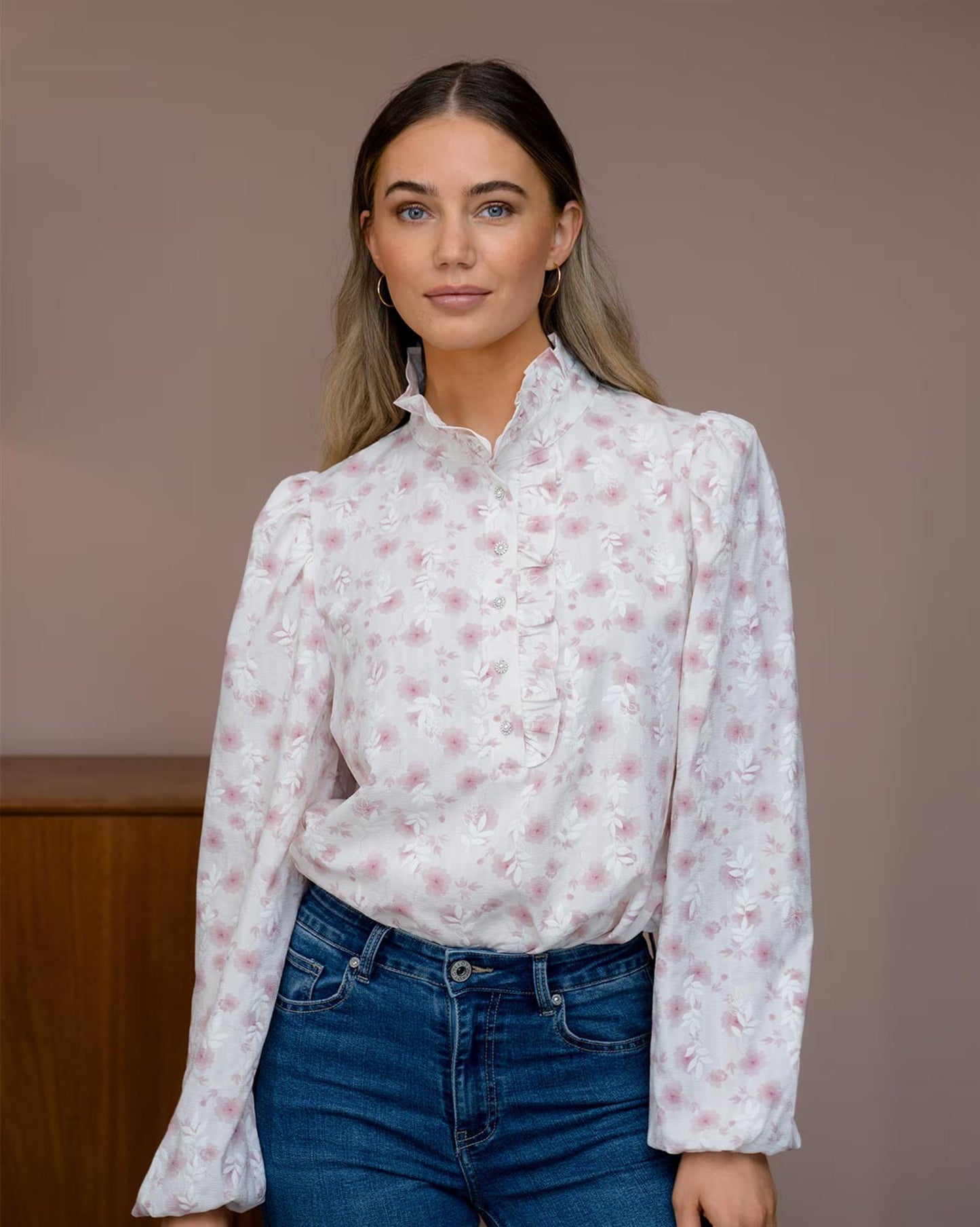Floyd Vanda – Offwhite blomstrete bluse med høy hals
