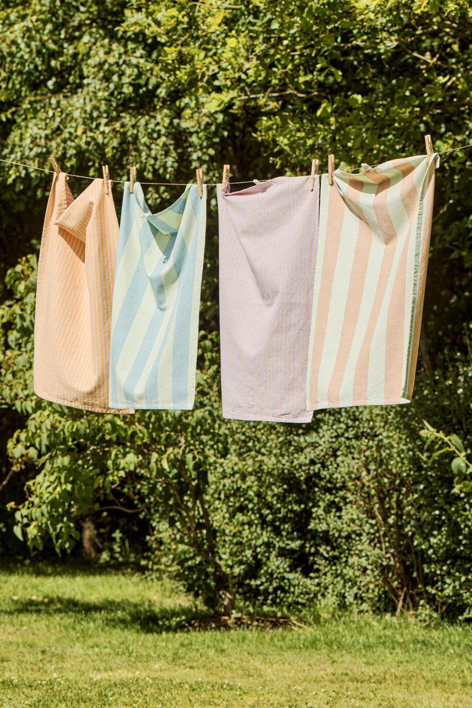 Ib Laursen Kjøkkenhåndkle Linea med sennep og rosa smale striper