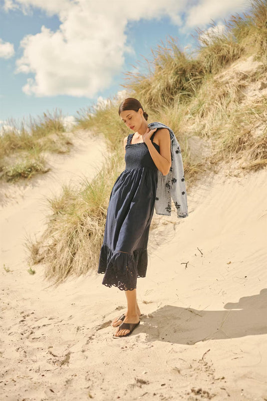 Kaffe KAgertrud Dress – Marineblå midikjole med smocket topp