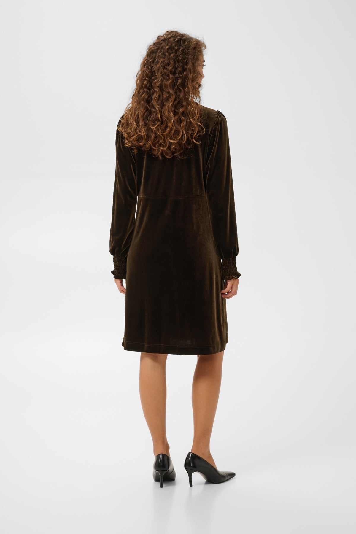 Culture CUchananna Zoe Dress – Mørkebrun kjole med dekorative knapper og fløyelsfinish