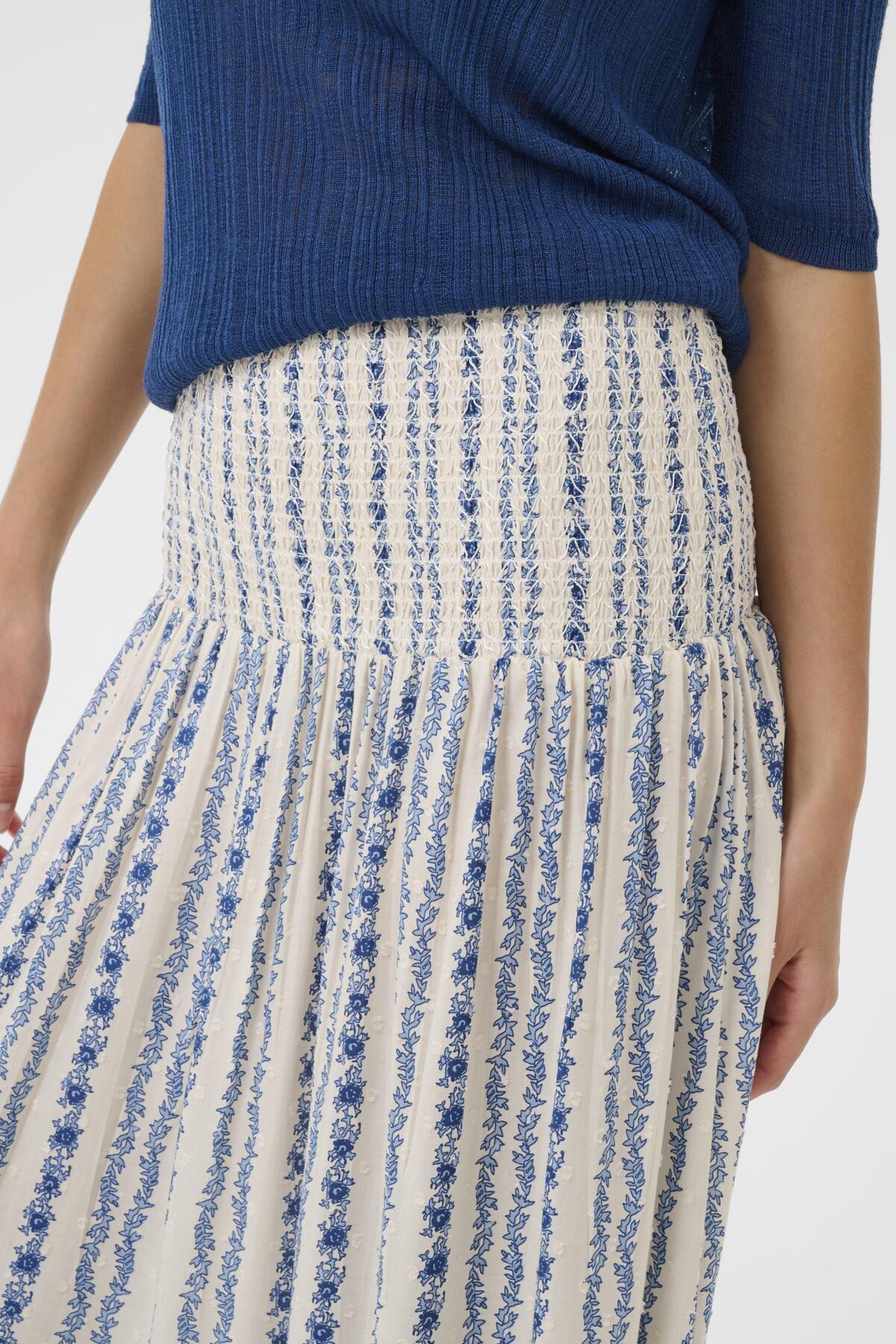 Culture CUhollie Skirt – Hvit og blå mønstret skjørt med elastisk vaffelsøm