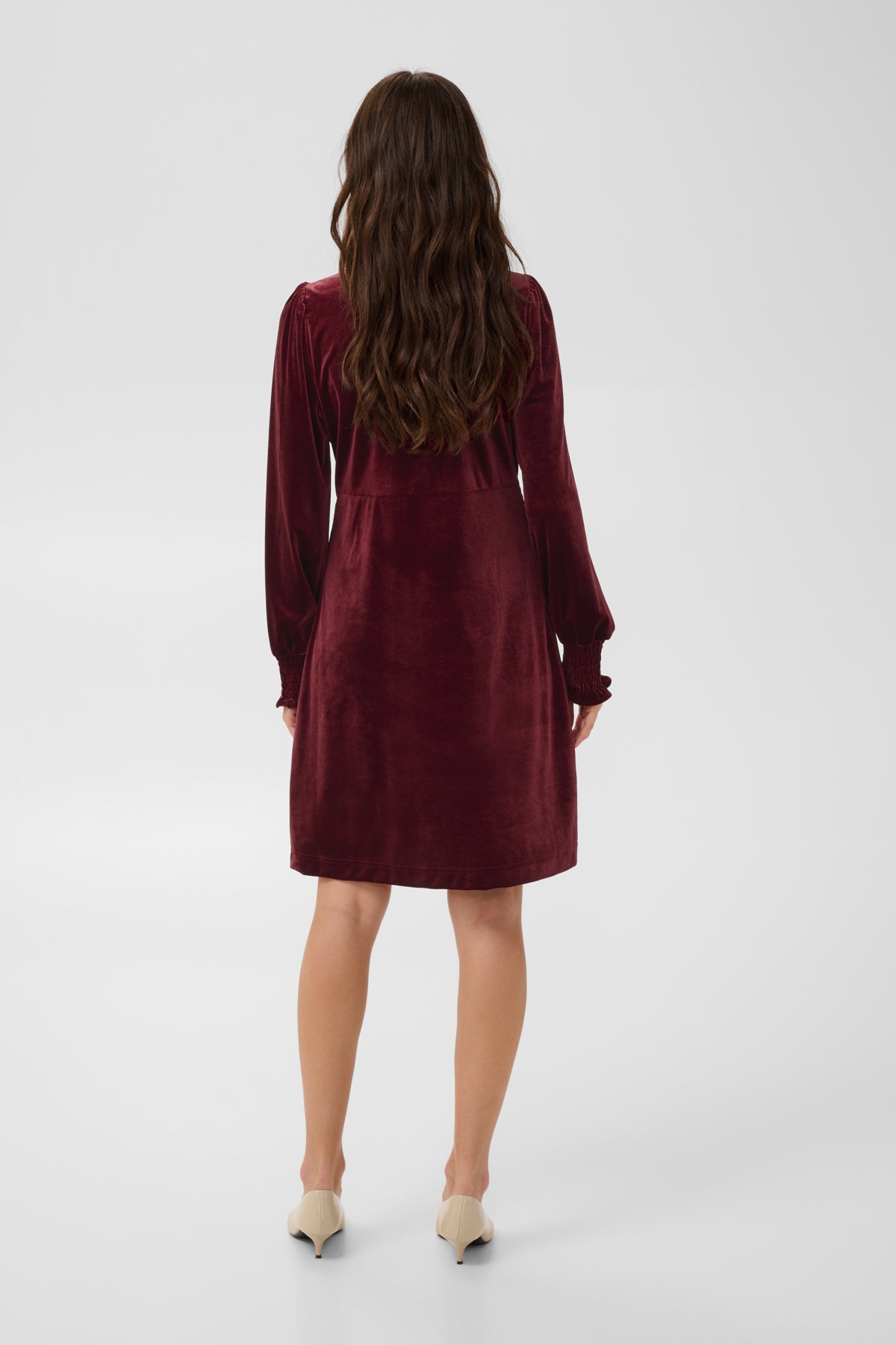 Culture CUchananna Zoe Dress – Vinrød kjole med dekorative knapper og fløyelsfinish