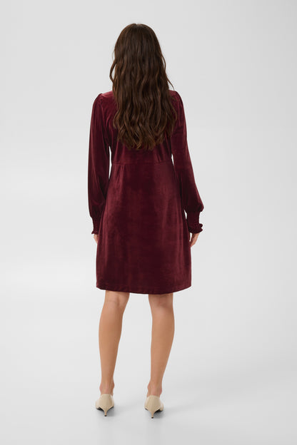 Culture CUchananna Zoe Dress – Vinrød kjole med dekorative knapper og fløyelsfinish